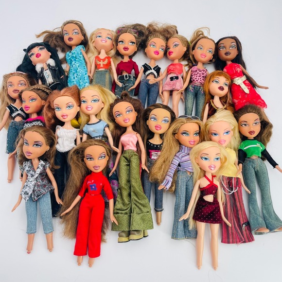 Bratz Dolls Lot of 21 Y2K Fashion Dolls with Clothes & Accessories *Read - Picture 1 of 12